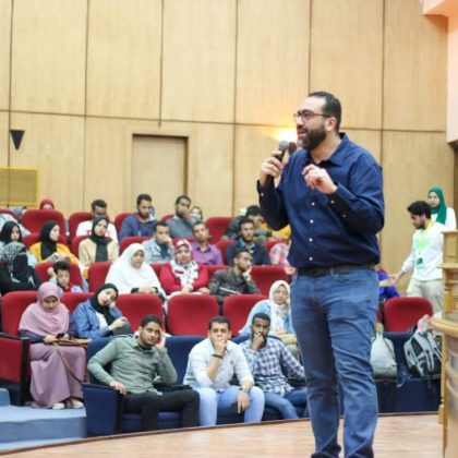IMG-20190416-WA0009 (1) عمرو عز يتحدث في محاضرة جماهيرية أمام طلاب