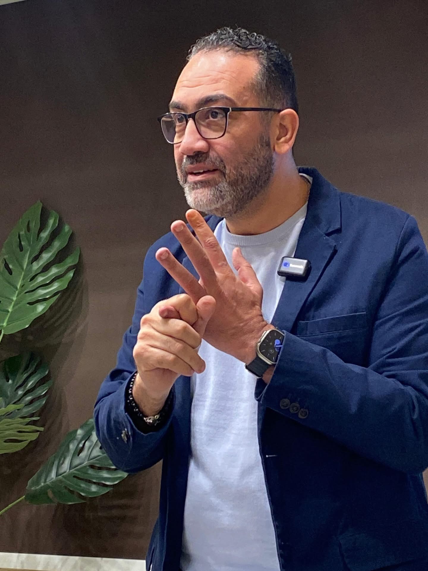 عمرو عز