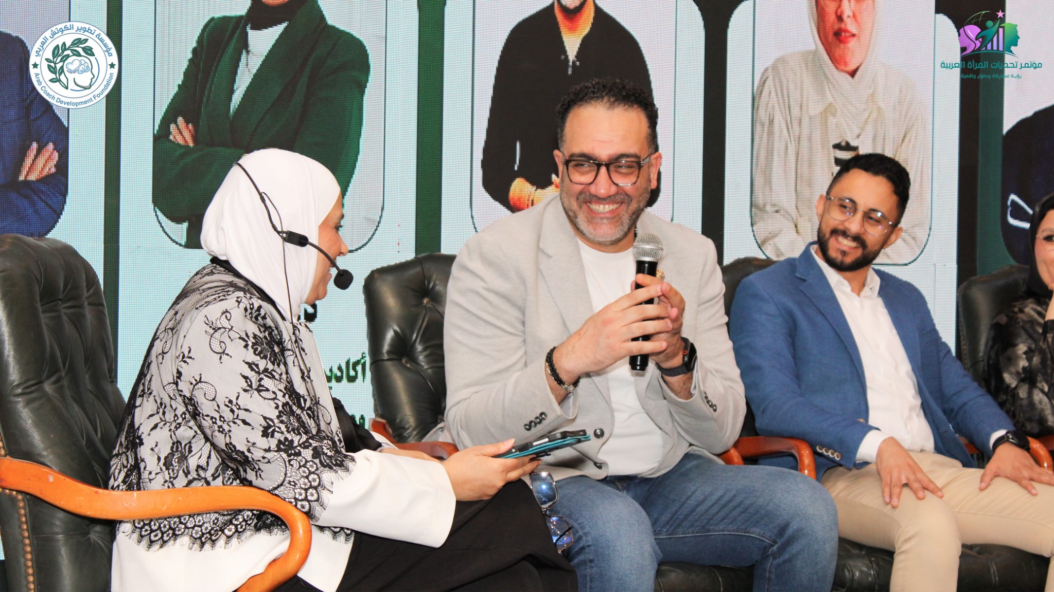 عمرو عز متحدثًا على المسرح