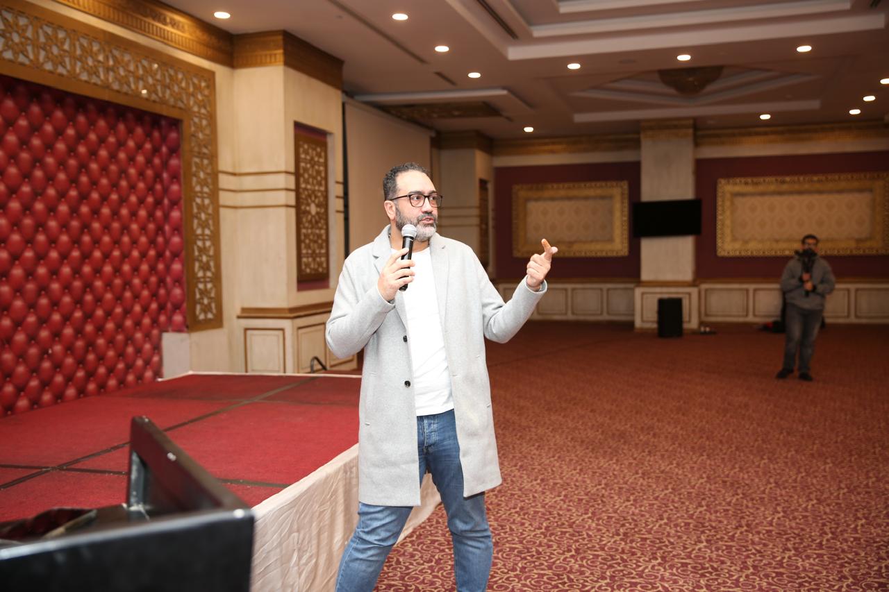 عمرو عز متحدثًا أمام الحضور